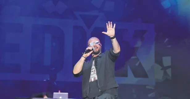 Bedük hem yönetti hem müziğini yaptı