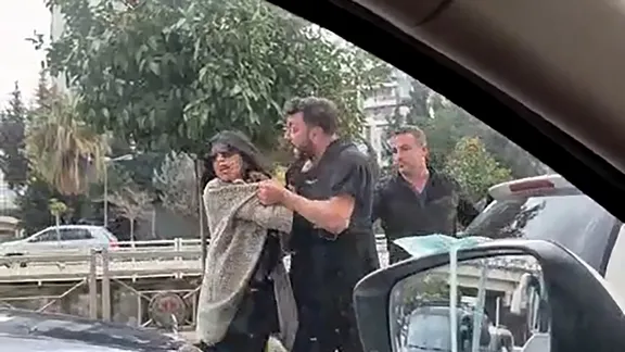 Trafikte "Evlat" kavgası kamerada! Boşanma aşamasındaki eşini trafikte darbedip defalarca aracına çarptı!