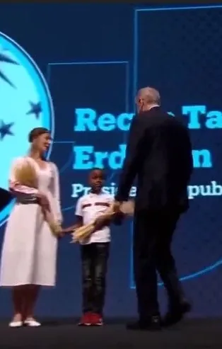 Tahıl krizi çözümünün mimarı Başkan Erdoğan'a anlamlı hediye! Afrikalı çocuk kahramanına böyle teşekkür etti