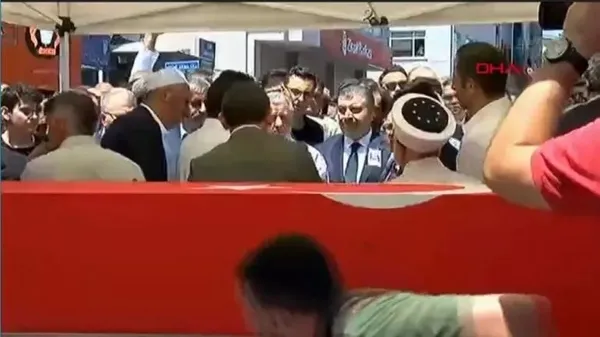 Son dakika: Konya'da silahlı saldırıda hayatını kaybeden Kardiyoloji Uzmanı Ekrem Karakaya son yolculuğa uğurlanıyor!-4