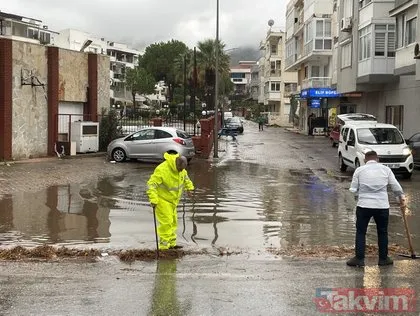 İzmir’de sağanak yağış sonrası sokaklar göle döndü!