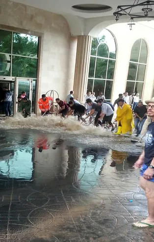 Bodrum'da sağanak yağış hayatı felç etti! 5 yıldızlı otelleri su bastı, küçük çocuk son anda kurtarıldı