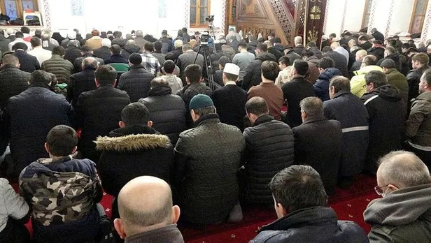 mirac-kandilinde-eller-semaya-depremzedeler-icin-acildi-1676664175298.jpeg Deprem bölgesinde Miraç Kandili! Çadır mescitlerde eller semaya açıldı-8