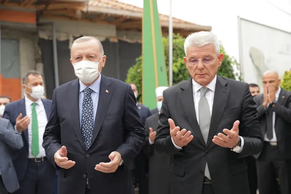 baskan-recep-tayyip-erdogan-bosna-hersekte-aliya-izzetbegovicin-kabrini-ziyaret-etti-1630062694381.jpg