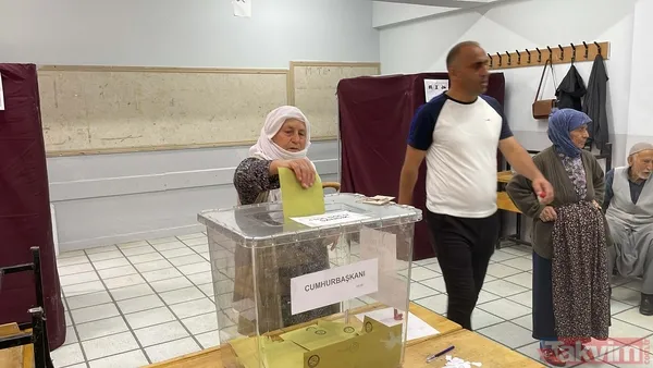 Seçmen, Oy Pusulasındaki Cumhurbaşkanı Adaylarından Recep Tayyip Erdoğan Veya Kemal Kılıçdaroğlu'nu Tercih Ettikten Sonra Oy Pusulasını Zarfa Koyarak Sandığa...