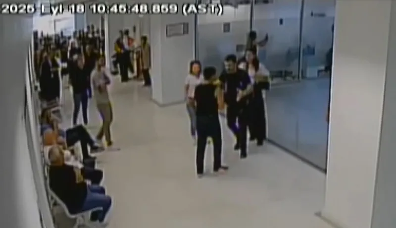 istanbulda-adliyede-velayet-kavgasinda-tehditler-havada-ucustu-hepinizi-oldurecegim-kefenlerinizi-hazirlayin-1765355605388.jpeg Bakırköy Adliyesi'ndeki velayet davası sonrası tartışma büyüdü (Foto:DHA)