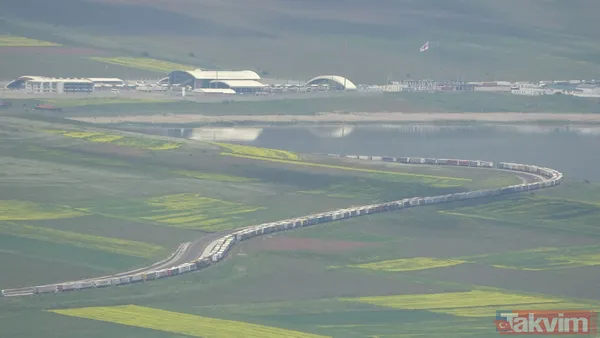 Gürcistan sınırında 16 kilometre uzunluğunda TIR kuyruğu oluştu! 3 günde sadece 3 kilometre ilerleyebiliyorlar - 21