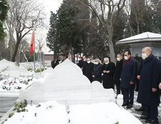 Başkan Erdoğan Erbakan’ın kabrini ziyaret etti