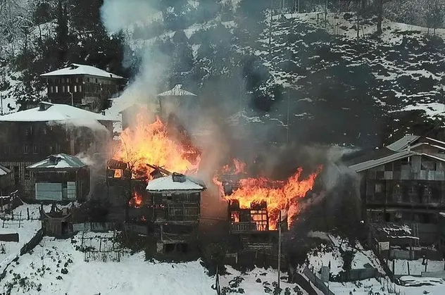 Rize'de yangın faciası! 2 ev 2 serendi ve 1 kamyonet küle döndü
