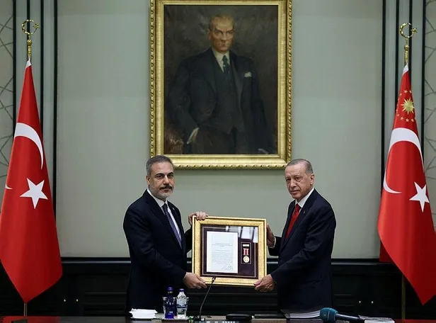 baskan-erdogan-liderliginde-mgk-toplantisi-sonrasi-sona-erdi-cok-net-terorle-mucadele-vurgusu-1691598180322.jpeg Başkan Erdoğan liderliğinde MGK toplantısı sonrası sona erdi! Çok net terörle mücadele vurgusu-6