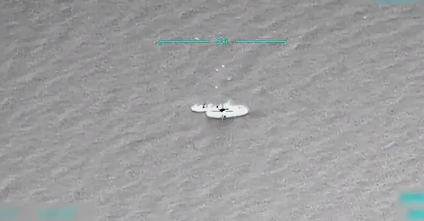 MSB görüntüleri yayınladı: Yunanistan sahil güvenlik birimlerince denize bırakılan bottaki düzensiz göçmenler kurtarıldı