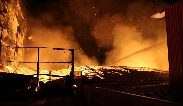 Kocaeli'de kağıt fabrikasında büyük yangın