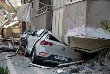 Deprem felaketinde 5 otomobil 50 kişinin hayatını kurtardı