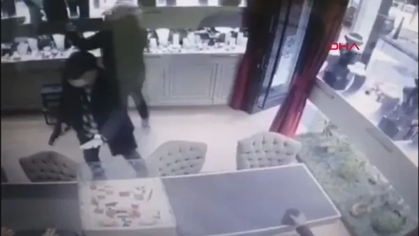 istanbulun-gobeginde-milyonluk-soygun-polis-her-yerde-onlari-ariyor-1634206924774.jpg İstanbul'un göbeğinde milyonluk soygun! Polis her yerde onları arıyor-3