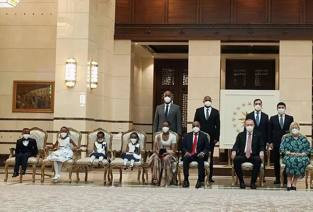 ruandanin-ankara-buyukelcisi-mironko-baskan-erdogana-guven-mektubu-sundu-1624458923775.jpeg Ruanda, Gambiya ve Nijerya'nın Ankara Büyükelçileri Başkan Erdoğan'a güven mektubu sundu-2