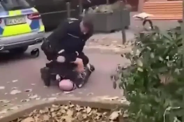 Almanya'da polis şiddeti: Yere yatırıp defalarca yumrukladılar