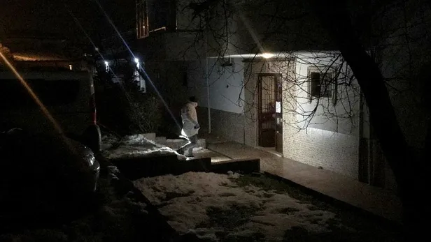 kocaelide-gurultu-ihbarina-giden-iki-polise-bicakli-saldiri-1613774551292.jpeg Kocaeli'de gürültü ihbarına giden polislere bıçaklı saldırı!-2