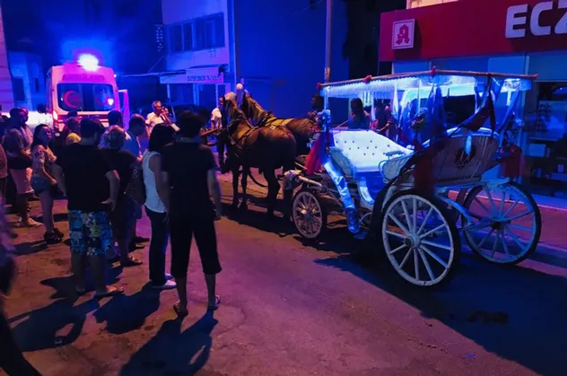 Alkollü faytoncunun ürken atı dehşet saçtı