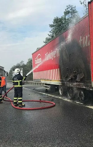 Son dakika: TEM de TIR alev alev yandı! Soğukkanlı sürücü yanan tırını sol şeride çekerek kazaları önledi