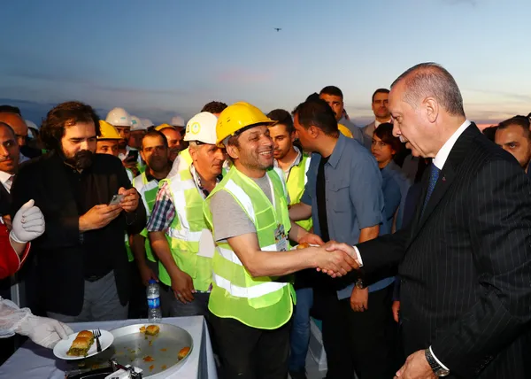 Erdoğan'dan havalimanı çalışanlarına baklava ikramı-2