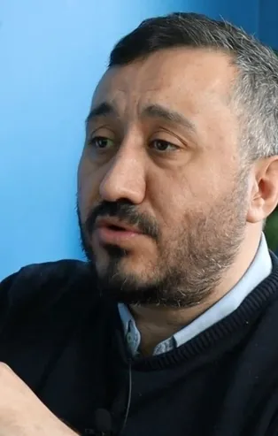 Üfürük anketçi Kemal Özkiraz’a Antalya Büyükşehir Belediyesi’nden araç kıyağı! Twitter'a attığı video ele verdi