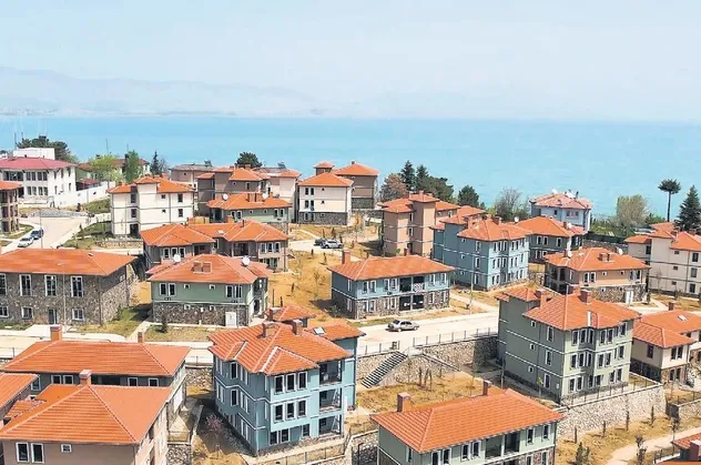 Felaketin yaraları sarılıyor