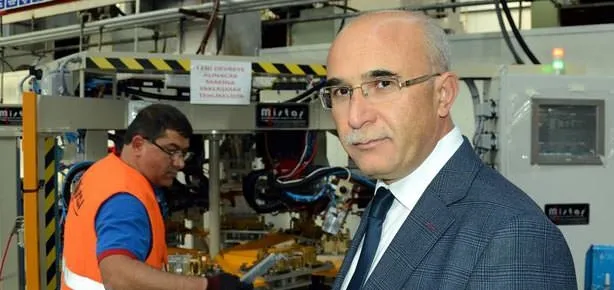 Savaş uçağını robot yükleyecek