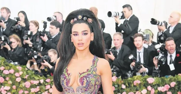 MET Gala'da Dua Lipa, Kim Kardashian, Jennifer Lopez ve diğer ünlülerden şaşkına çeviren kostümler...