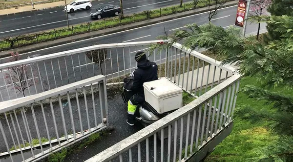 1618741985105.jpg İstanbul'da yaya geçidinde tepki çeken görüntü! "Çok şaşırdık"-4