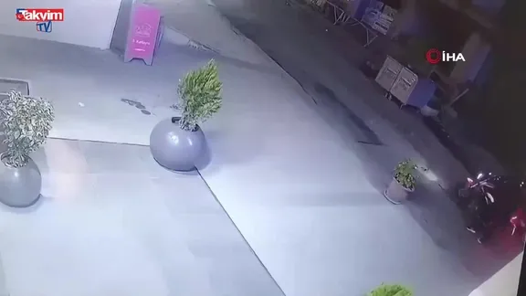 İş yerlerinin kurşunlanma anı kamerada!