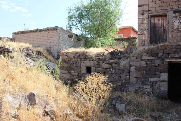 bosanma-asamasindaki-esi-tarafindan-sokak-ortasinda-vahsice-katledildi-5-yil-once-ciftin-cocuklari-eltisi-tara-1643027645353.jpg Boşanma aşamasındaki eşi tarafından sokak ortasında vahşice katledildi! 5 yıl önce çiftin çocukları eltisi tarafından kuyuya atılarak öldürüldü-4