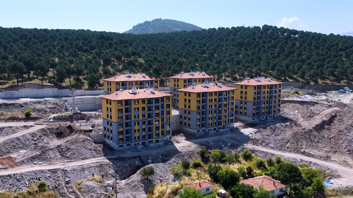 1781774465181.jpg Sındırgı afet konutları hızla tamamlanıyor! Bakan Kurum: Yeni yuvaları çok yakında teslim edeceğiz-4