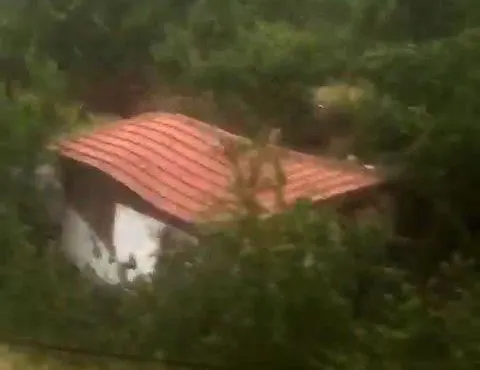 Amasya’da sel bir evi böyle yıktı