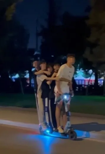 antalyada-bu-kadar-da-olmaz-dedirten-goruntu-5-kisi-bindiler-1659469756751.jpg Antalya'da 'bu kadar da olmaz' dedirten görüntü! 5 kişi bindiler-5