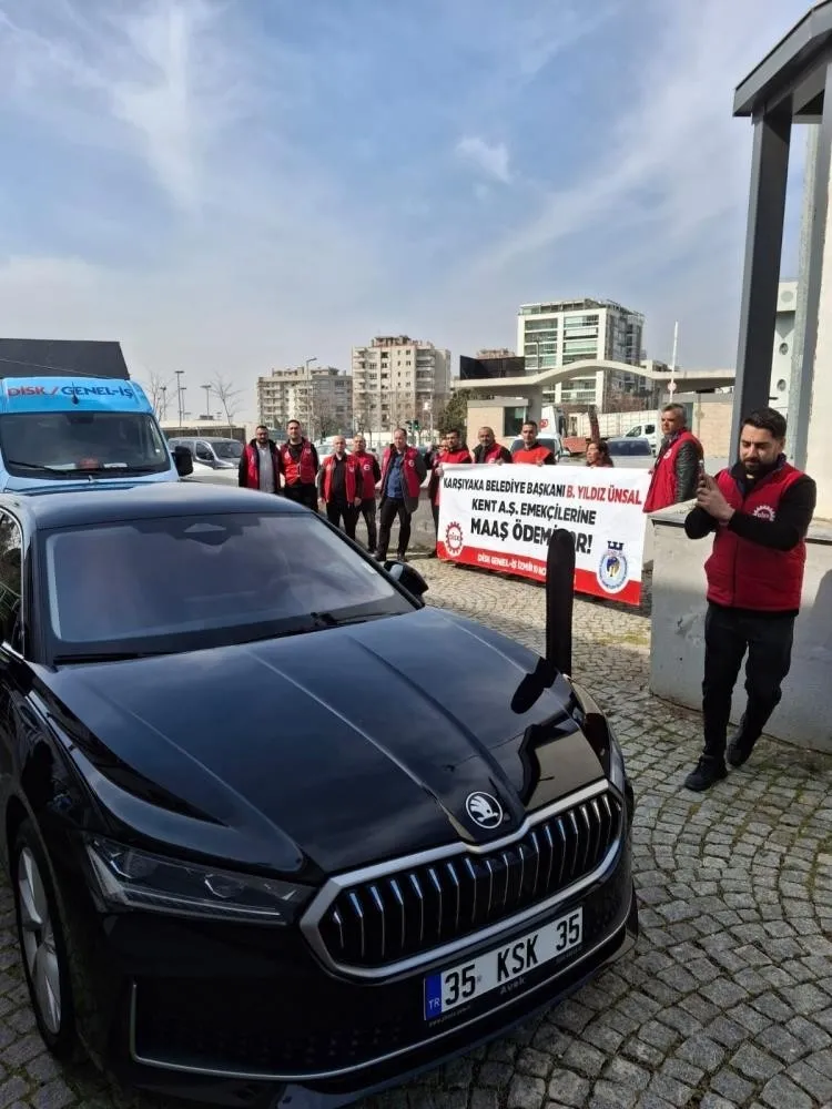 chpli-karsiyaka-belediyesinde-bayramlasma-krizi-isci-isyan-etti-baskan-kacti-1773748555406.jpeg CHP'li Karşıyaka Belediyesi işçilerinden bayramlaşmaya maaş protestosu-3