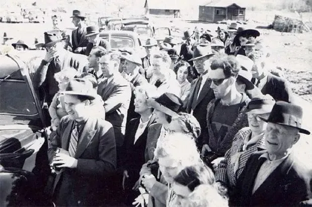 tek-fotografla-sir-perdesi-aralandi-1940li-yillarda-bu-adam-telefonla-mi-konusuyor-1708677164233.jpg Tek kareyle sır perdesi çözüldü! Fotoğraftaki adam 81 yıl önce telefonla mı konuşuyor?-3