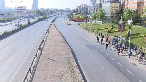 İstanbullunun toplu taşıma çilesi bitmiyor: "2 saattir bekliyoruz"-4