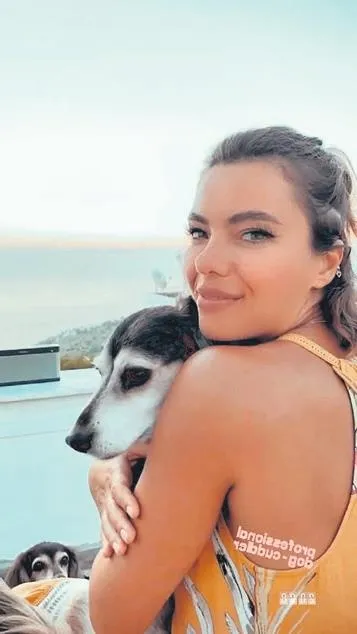 Şarkıcı Kendi köpeğine sarılırken poz verdi