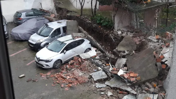 istanbulda-saganak-yagmur-uskudarda-istinat-duvari-coktu-4-arac-zarar-gordu-1639670004625.jpg İstanbul'da sağanak yağmur! Üsküdar'da istinat duvarı çöktü 4 araç zarar gördü-7