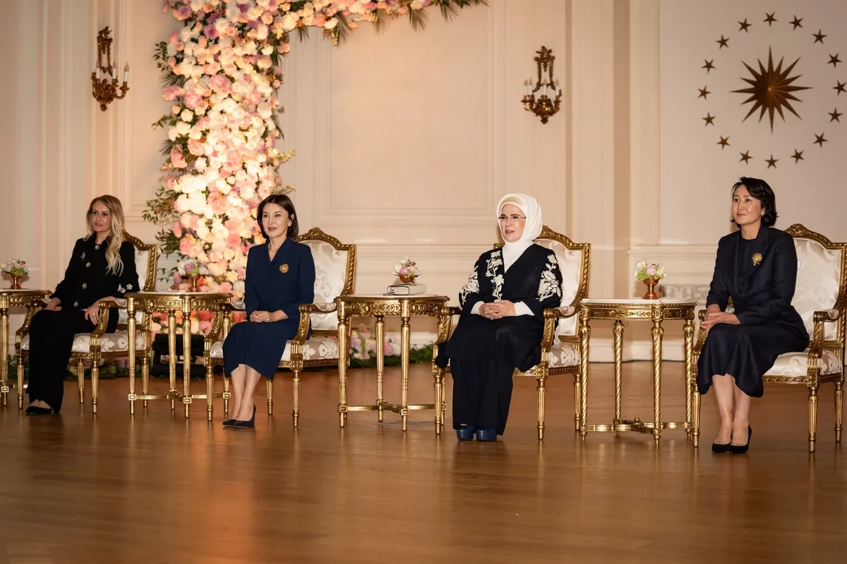 1793369776744.jpeg Emine Erdoğan lider eşlerini Ankara'da ağırladı: Aile ve Kadın Konseyi toplantısının ardından kültürel miras sergisi gezildi-6