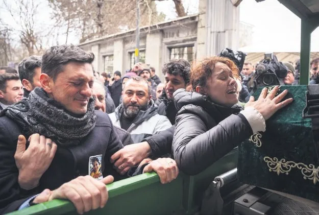 Katiller gözümüzün içine bakıp sırıttı