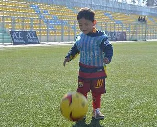 Messi’den Afgan çocuğa imzalı forma