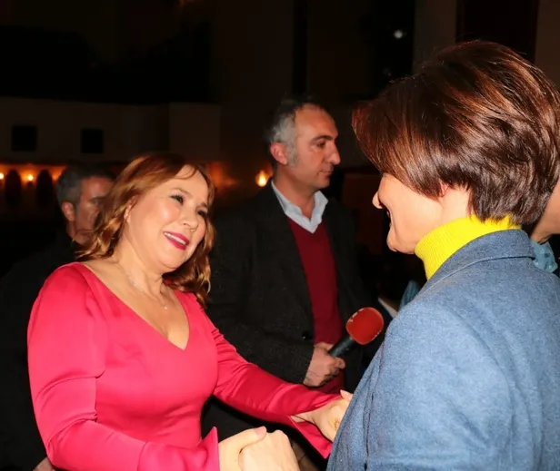 demirtas-yazdi-kaftancioglu-sahneledi-chp-hdp-ittifaki-tiyatroda-bulustu-1578771286668.jpg Demirtaş yazdı Kaftancıoğlu sahneledi! CHP-HDP ittifakı tiyatroda buluştu-1