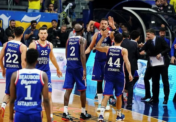 Anadolu Efes, galibiyet serisini derbide sürdürdü-2