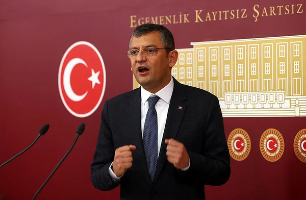 MHP’li Erkan Akçay’dan CHP’li Özgür Özel’e sert tepki: PKK’nın taleplerini kanun teklifi diye Meclis’e sunuyor