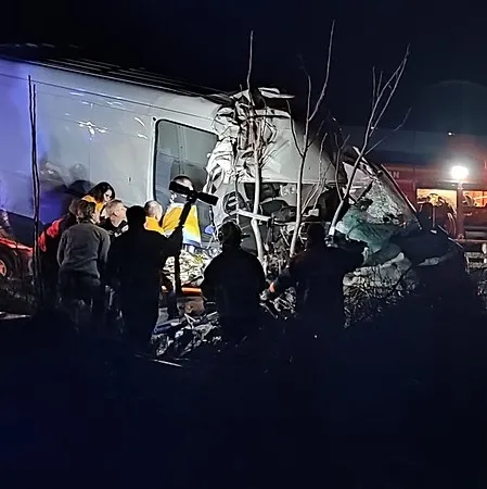 TIR’a çarpan kamyonetteki 2 kişi hayatını kaybetti