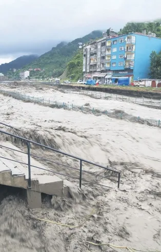 Batı Karandeniz'i sel vurdu! Devlet milletinin yanında, tüm imkanlarıyla seferber oldu