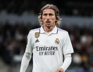 Modric imzayı atıyor
