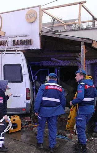 Düzce'de servis minibüsü otomobile çarptı: 10 yaralı