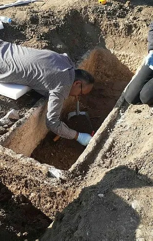 Yol çalışmaları sırasında Roma dönemine ait olduğu öğrenilen 2 bin yıllık lahit bulundu! Yer:Çorum